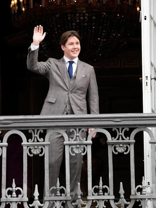 Pria muda ini berada di urutan kedua pewaris takhta Denmark, setelah ayahnya. Di hari ulang tahunnya, ia menyapa di balkon mengenakan setelan jas warna abu-abu dengan dasi biru dan kemeja putihnya. [Keld Navntoft, Kongehuset @detdanskekongehus]