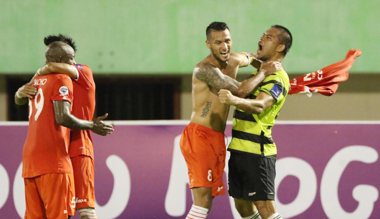 Selebrasi pemain Persija Jakarta, Raphael Maitimo dan Andrytani, sesaat setelah menang melawan PS TNI di Stadion Manahan, Solo, Selasa (15/12/2015). (Bola.com/Nicklas Hanoatubun)