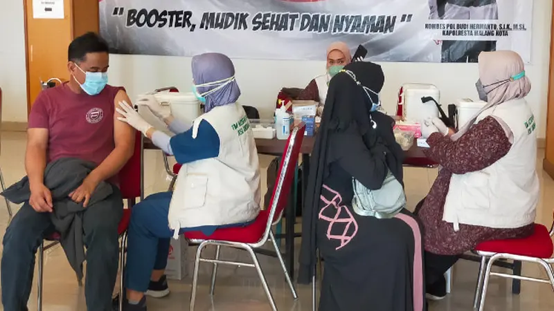 Warga Antusias Ikut 1 Juta Vaksin Booster di Malang Jelang Mudik Lebaran