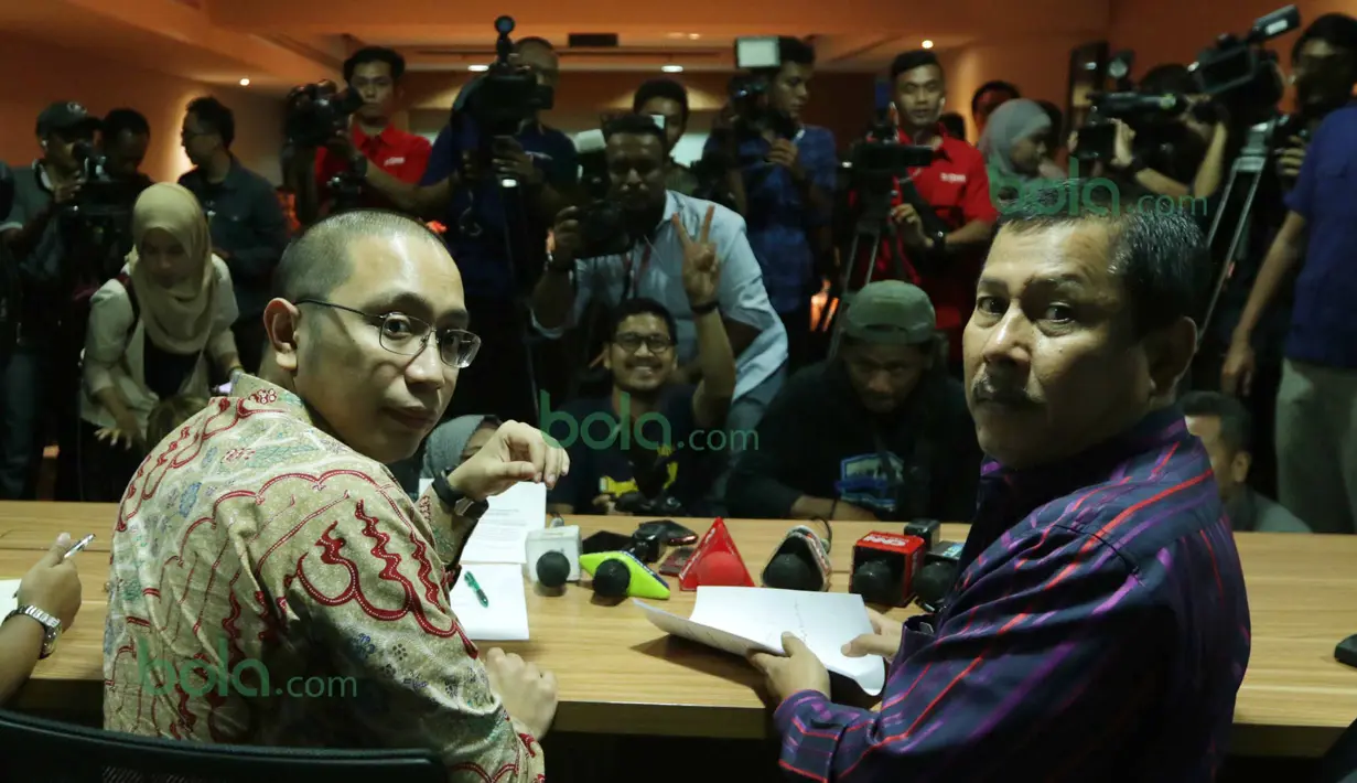 Direktur Hukum PSSI, Aristo Pangaribuan (kiri) dan Tim Pembela PSSI Togar Manahan Nero (kanan) memberikan pernyataan pers terkait putusan MA yang menolak kasasi Kemenpora di kantor PSSI, Senayan, Jakarta, Selasa (8/3/2016). )Bola.com/Nicklas Hanoatubun)