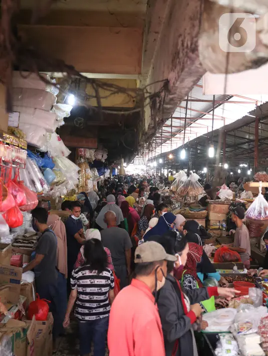 Kepadatan pengunjung saat membeli kebutuhan makanan untuk persiapan Lebaran di pasar Kebayoran Lama, Jakarta, Selasa (11/5/2021). Warga memadati pasar tradisional demi memenuhi kebutuhan jelang Idul Fitri 1442 H. (Liputan6.com/Angga Yuniar)