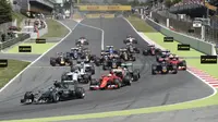 Nico Rosberg yang start dari posisi pertama langsung memimpin sebelum tikungan pertama. (AFP PHOTO / LLUIS GENE)