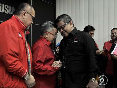 Sekjen PDIP Hasto Kristiyanto menyapa Ketua DPP PDIP Trimedya Panjaitan saat tiba  untuk menuntut Komnas HAM menuntaskan peristiwa ambil alih paksa kantor PDI kubu Megawati oleh kubu Soerjadi 27 Juli 1996, Jakarta, (26/7). (Merdeka.com/Iqbal S. Nugroho)