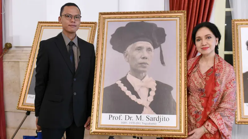 Perwakilan keluarga dari Profesor Dr Sardjito yang dianugerahi gelar pahlawan nasional.