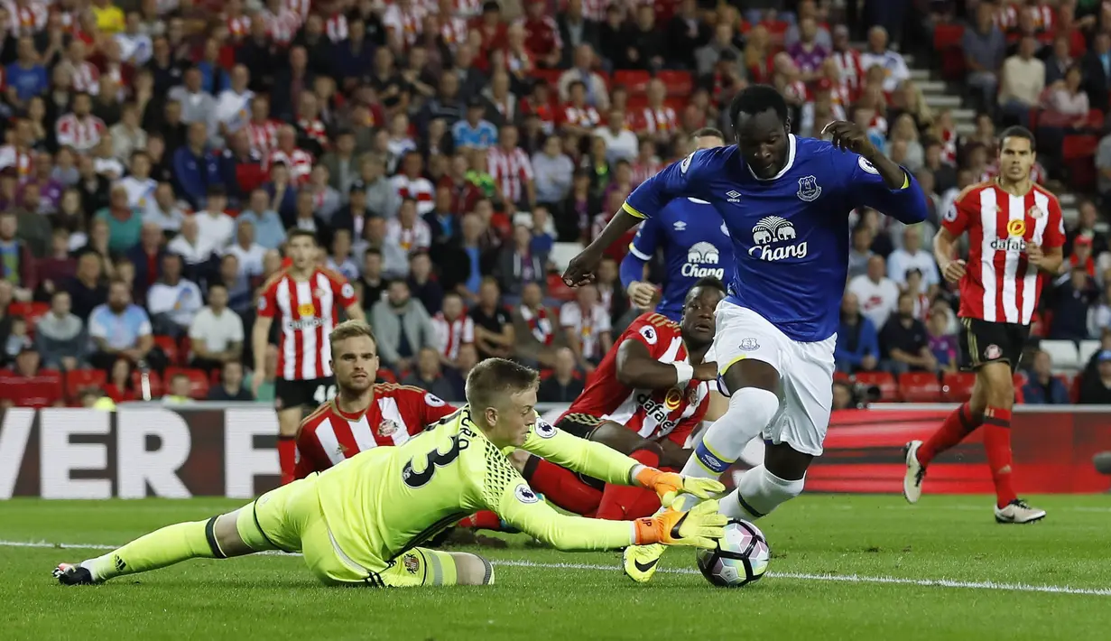 Pemain Everton, Romelu Lukaku berusaha melewati hadangan kiper Sunderland Jordan Pickford pada lanjutan Premier League di Stadium of Light, Sunderland (13/9/2016) dini hari WIB. Everton menang 3-0.  (Reuters/Lee Smith)