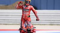 Pembalap Ducati Lenovo Francesco Bagnaia merayakan kemenangan setelah balapan MotoGP San Marino di sirkuit Misano, Minggu, 4 September 2022. Balapan selanjutnya&nbsp;adalah MotoGP&nbsp;Aragon, 18 September. (Filippo MONTEFORTE / AFP)&nbsp;
