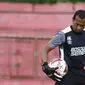 Hendro Kartiko menjadi pelatih kiper PSM Makassar. (Bola.com/Abdi Satria)