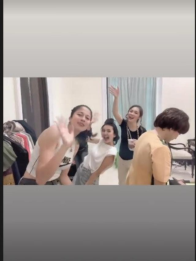 Tampak Maudy, Sitha, Jennifer dan Nabila mengucapkan terima kasih pada penonton setia Keajaiban Cinta.