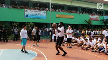 Pemain NBA dari Boston Celtics, Jaylen Brown memberikan coaching clinics untuk siswa-siswi di SMAN 82 Jakarta, Kamis (26/7). Kegiatan tersebut untuk memperkenalkan olahraga basket bagi anak-anak. (Liputan6.com/Arya Manggala)