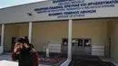 Seorang Muslim berdiri di luar bangunan masjid resmi pertama di Kota Athena, Yunani pada Jumat (7/6/2019). Masjid tersebut akan siap digunakan untuk beribadah puluhan ribu umat Muslim di Athena setelah melalui proses pembangunan selama lebih dari satu dekade. (Aris MESSINIS / AFP)