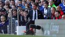  Brendan Rodgers duduk dekat penonton saat Laga melawan Everton di Goodison Park, Minggu (05/10/2015). (Action Images via Reuters / Lee Smith)