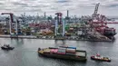 Sepanjang Januari hingga Desember 2025, Badan Pusat Statistik (BPS) mencatat neraca perdagangan Indonesia surplus sebesar 41,05 miliar dollar AS. Tampak foto udara menunjukkan aktivitas bongkar muat peti kemas di Jakarta International Container Terminal, pada Rabu 4 Februari 2026. (BAY ISMOYO/AFP)