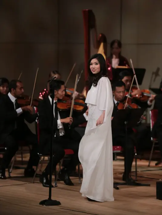 "Aku dari kecil tidak pernah berubah, bermimpi menjadi maestro. Saat kelas 1 SD, aku ditanya mau jadi maestro," ungkap isyana Sarasvati di kawasan Mega Kuningan, Jakarta Selatan, Kamis (1/2/2018). (Adrian Putra/Bintang.com)