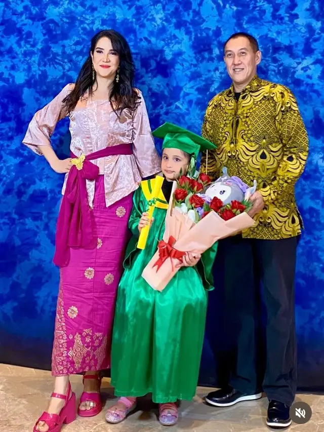 Andi Soraya saat Hadir di Wisuda anak-anaknya