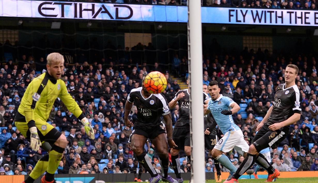 Striker Manchester City, Sergio Aguero, mencetak gol balasan ke gawang Leicester City dalam lanjutan Liga Inggris di Stadion Etihad, Manchester, Sabtu (6/2/2016) malam WIB. (AFP/Oli Scarff)