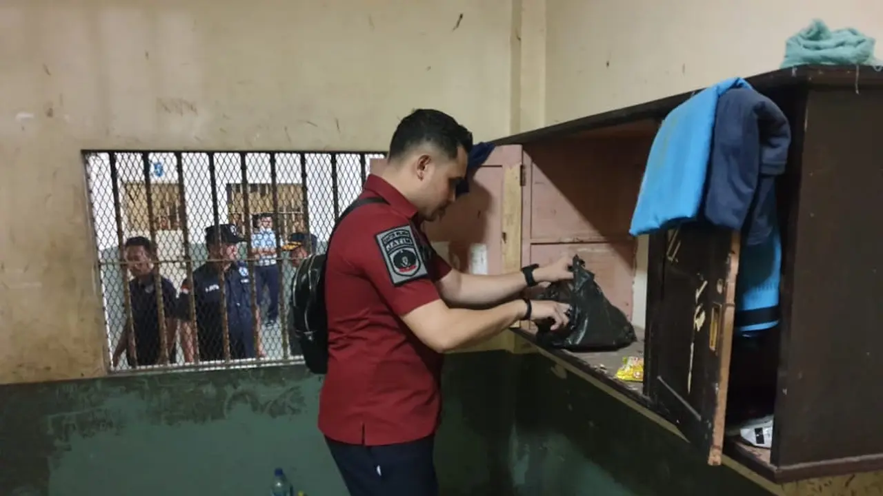 Penggeledahan di Lapas Pamekasan. (Dian Kurniawan/Liputan6.com)