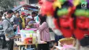 Pedagang melayani pembeli untuk berbuka puasa di sekitar Jalan Panjang Kelapa Dua, Jakarta, Selasa (7/5/2019). Beragam menu jajanan dijajakan pedagang musiman selama Ramadan. (Liputan6.com/Helmi Fithriansyah)