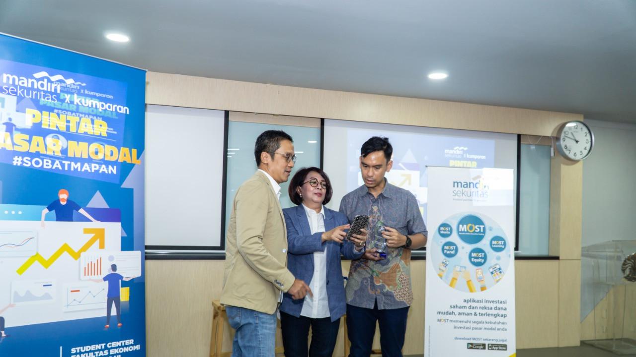 (Ki-ka) SEVP Mandiri Sekuritas Dannif Danusaputro, Direktur Mandiri Sekuritas, dan Kepala Program Studi Manajemen Fakultas Ekonomi dan Bisnis Universitas Indonesia Arief Wibisono Lubis, Ph.d
