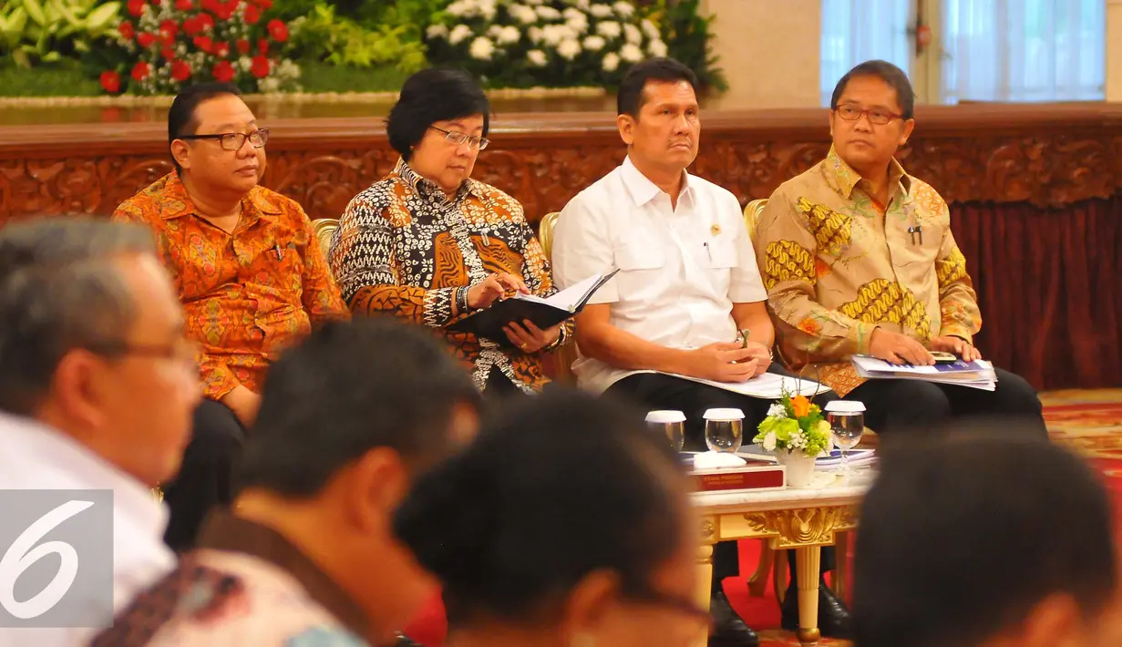 Menteri Lingkungan Hidup dan Kehutanan, Siti Nurbaya dan sejumlah menteri lainnya hadir dalam Sidang Kabinet Paripuna di Istana, Jakarta, Rabu (2/1). (Liputan6.com/Angga Yuniar)