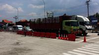 Sejumlah kendaraan berat jenis trailer dan truk besar masih beroperasi melintasi jalur pantura Brebes-Tegal, Jumat (9/9/2016) siang. (Liputan6.com/Fajar Eko Nugroho)
