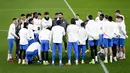 Pelatih Real Madrid asal Spanyol, Alvaro Arbeloa (tengah) bersama para pemain berkumpul dalam lingkaran selama sesi latihan jelang matchweek kedelapan Liga Champions 2025-2026 melawan SL Benfica di stadion Luz, Lisbon pada Selasa 27 Januari 2026. Kamis (29/1/2026) dini hari WIB nanti, Real Madrid akan bertanding di Estadio Da Luz. (FILIPE AMORIM/AFP)