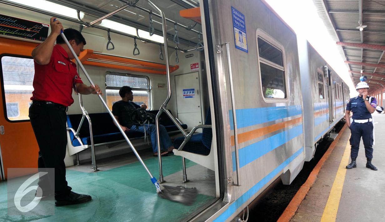 Petugas kebersihan sedang membersikan gerbong penumpang kereta jurusan Jakarta Kota- Tanjung Priok di stasiun Jakarta Kota, Senin (21/12). PT Kereta Api Indonesia (KAI) kembali mengoperasikan lintas Jakarta Kota-Tanjung Priok. (Liputan6.com/Yoppy Renato)