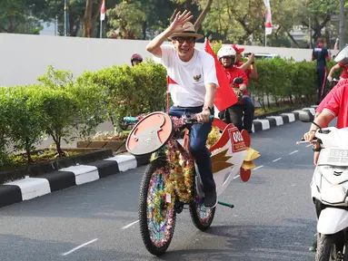 Menteri Hukum dan HAM (Kemenkumham) Yasonna H Laoly bersama peserta lain mengikuti kegiatan lomba sepeda hias di Jakarta, Sabtu (19/8). Lomba tersebut digelar dalam rangka memperingati hari kemerdekaan ke-72 RI. (Liputan6.com/Immanuel Antonius)