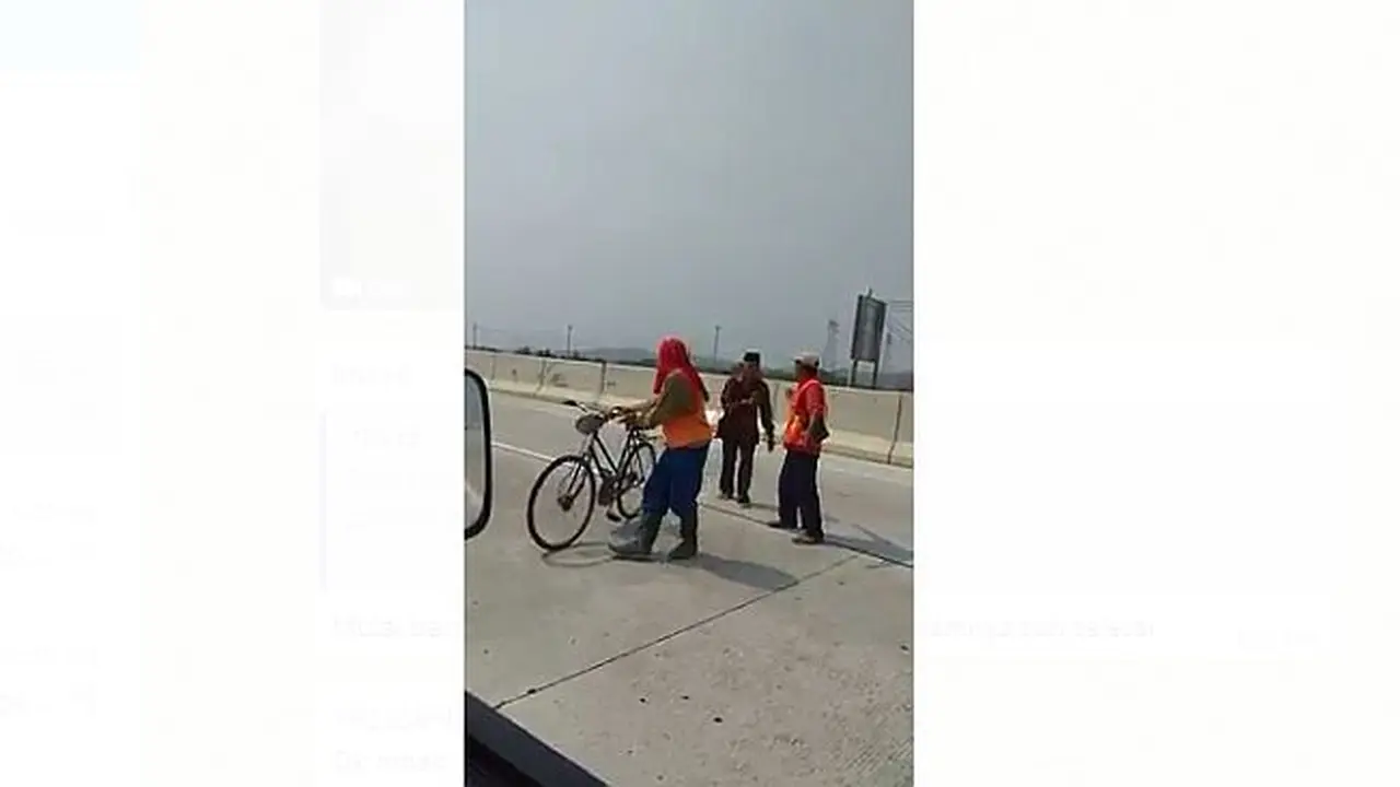 Bapak Ini Bersepeda Lawan Arah di Jalan Tol