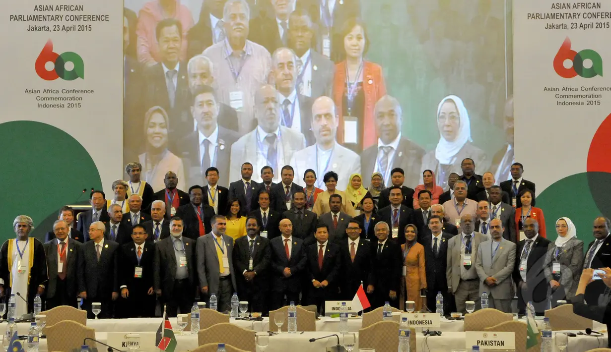 Para delegasi parlemen Negara Asia-Afrika berpose bersama usai penandatanganan deklarasi hasil Konferensi Parlemen Asia Afrika, Jakarta, Kamis (23/04/2015). Salah satu deklarasi adalah mendukung kemerdekaan Palestina. (Liputan6.com/Andrian M Tunay) 