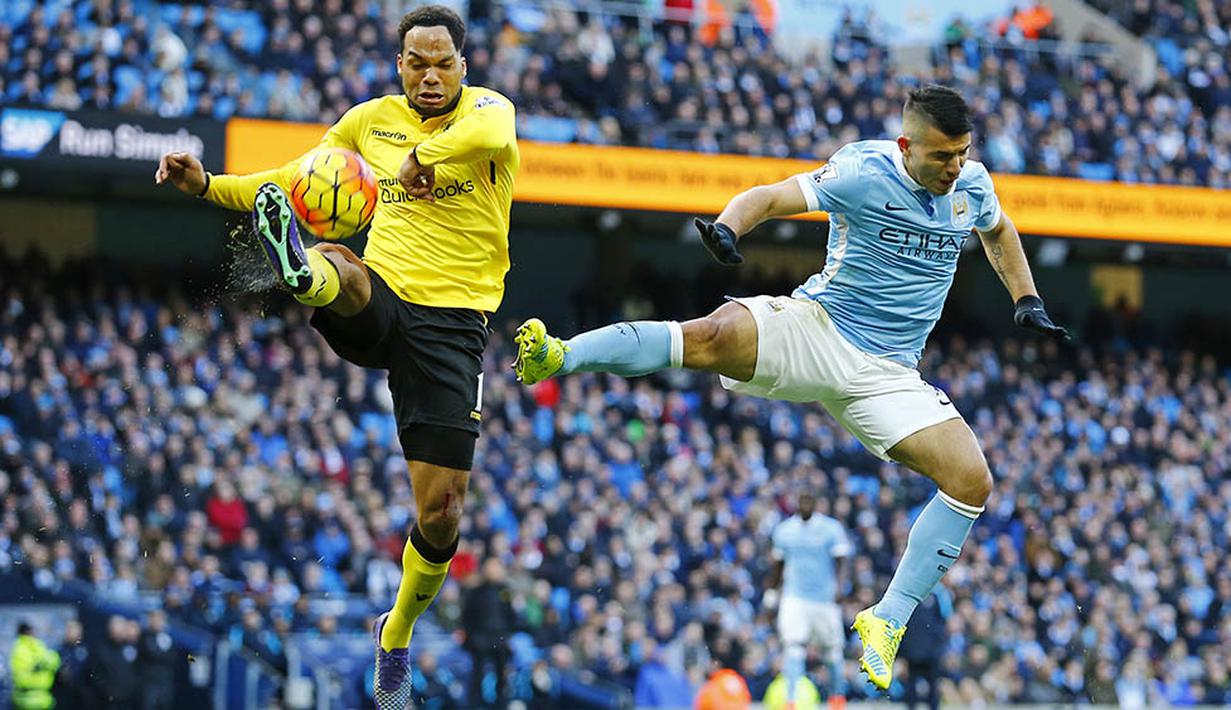 Striker Manchester City, Sergio Aguero, berebut bola dengan bek Aston Villa, Joleon Lescott. Kini City tertinggal 10 poin dari pimpinan klasemen, Leicester. (Reuters/Darren Staples)
