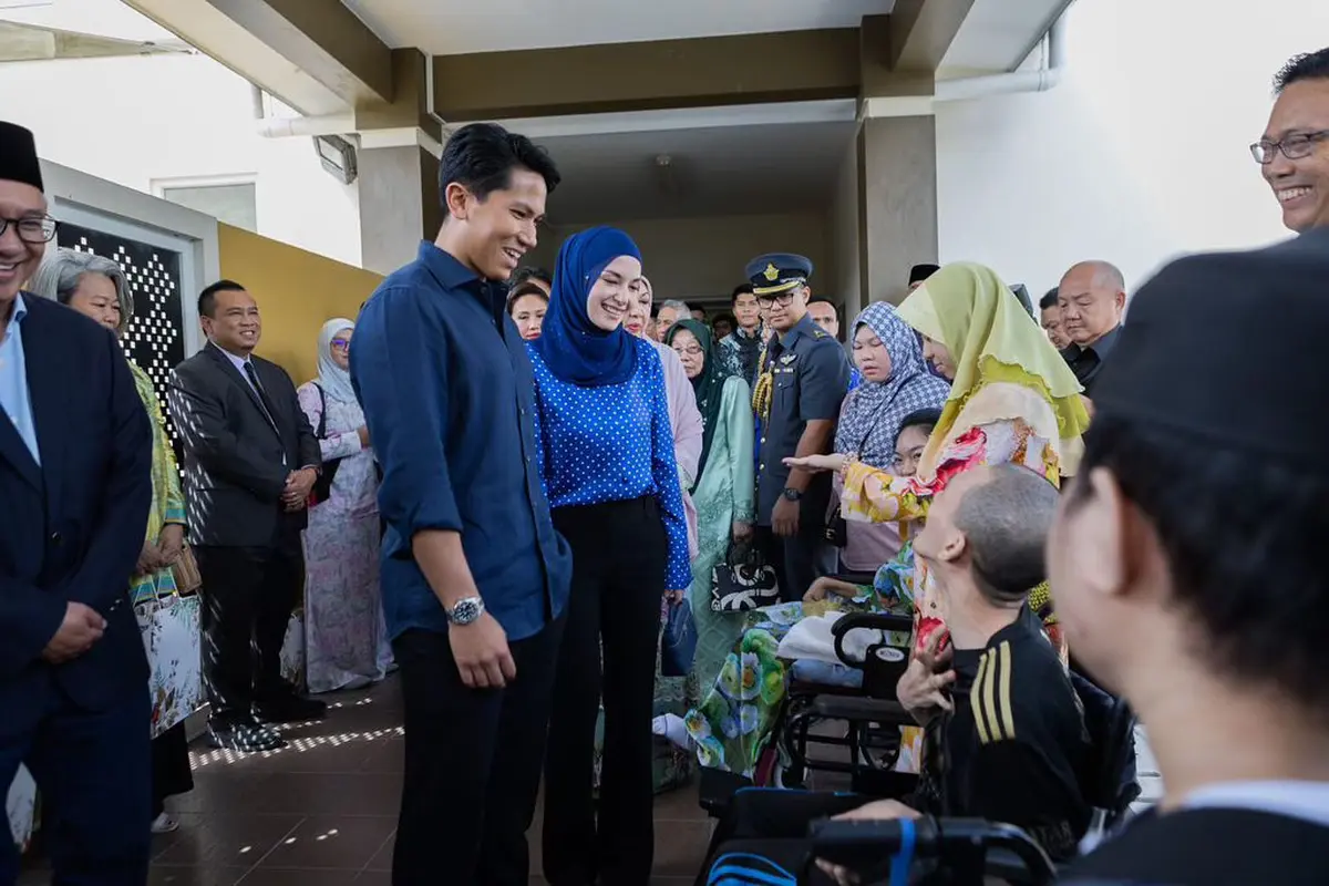 Gaya Kompak Serasi Pangeran Mateen dan Anisha Rosnah Kunjungan ke SLB, Pakai Outfit Serba Biru dengan Harga Ratusan Juta