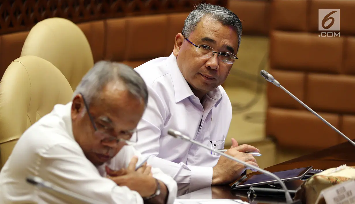 Menteri PUPR Basuki Hadimuljono (kiri) dan Menteri Desa, Pembangunan Daerah Tertinggal, dan Transmigrasi Eko Putro Sandjojo (kanan) saat rapat kerja dengan Komisi V DPR di Jakarta, Rabu (6/6). (Liputan6.com/JohanTallo)