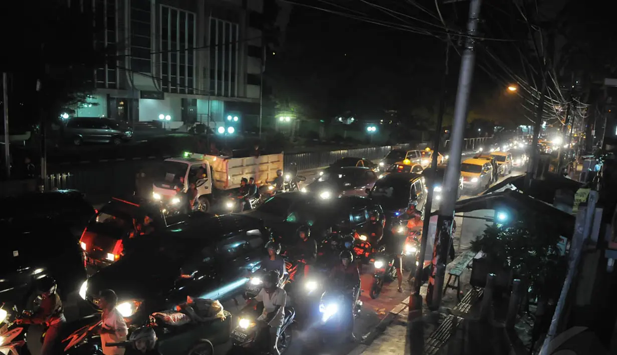 Antrean kendaraan di SPBU tersebut sampai ke ruas di Jalan Cikini Raya, Jakarta Pusat, Senin (17/11/2014). (Liputan6.com/Herman Zakharia) 