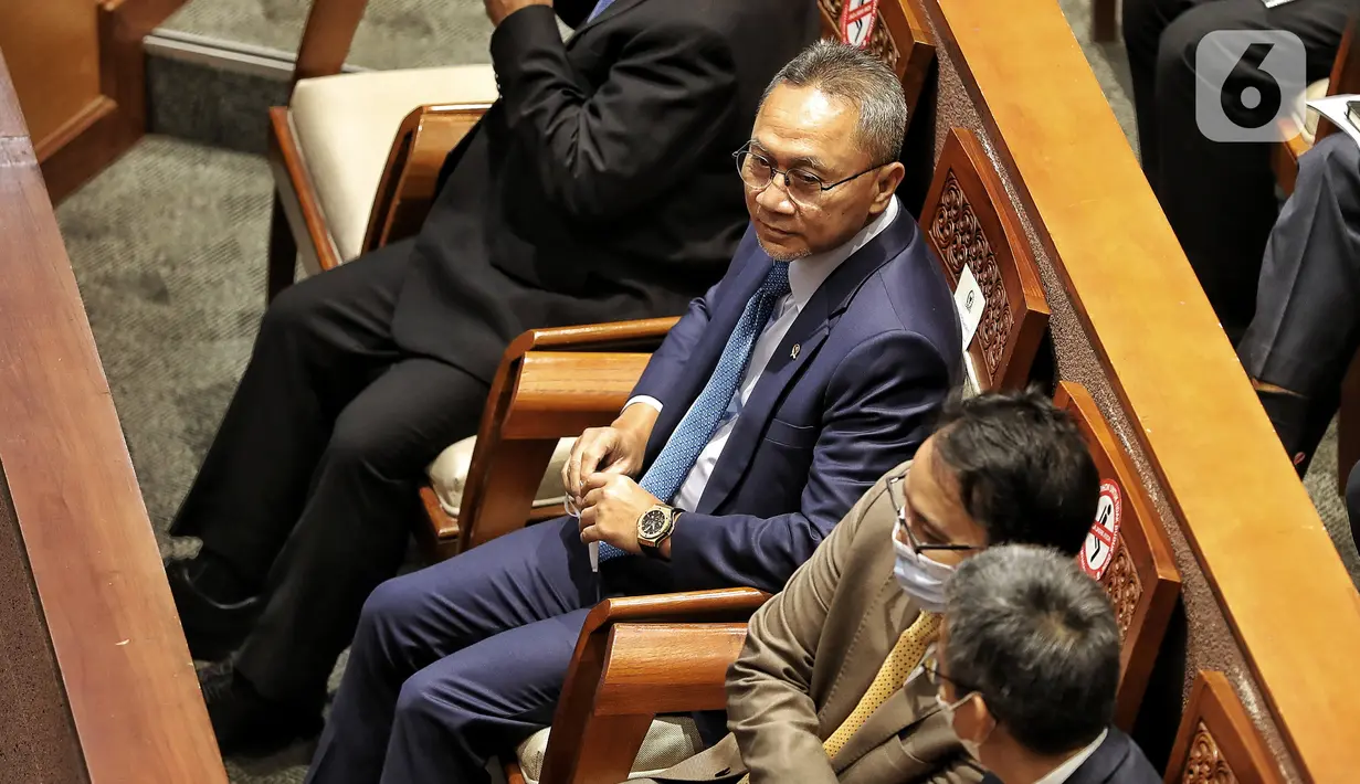 Menteri Perdagangan Zulkifli Hasan saat rapat paripurna DPR ke-3 masa persidangan I tahun 2022-2023 terkait persetujuan kemitraan ekonomi komprehensif regional di Kompleks Parlemen, Senayan, Jakarta, Selasa (30/8/2022). Rapat tersebut beragenda pengambilan keputusan RUU tentang Pengesahan Regional Comprehensive Economic Partnership Agreement (Persetujuan Kemitraan Ekonomi Komprehensif Regional) serta pengambilan keputusan RUU tentang Pegesahan Perjanjian Kemitraan Ekonomi Komprehensif antara Pemerintah Indonesia dengan Pemerintah Korea. (Liputan6.com/Angga Yuniar)