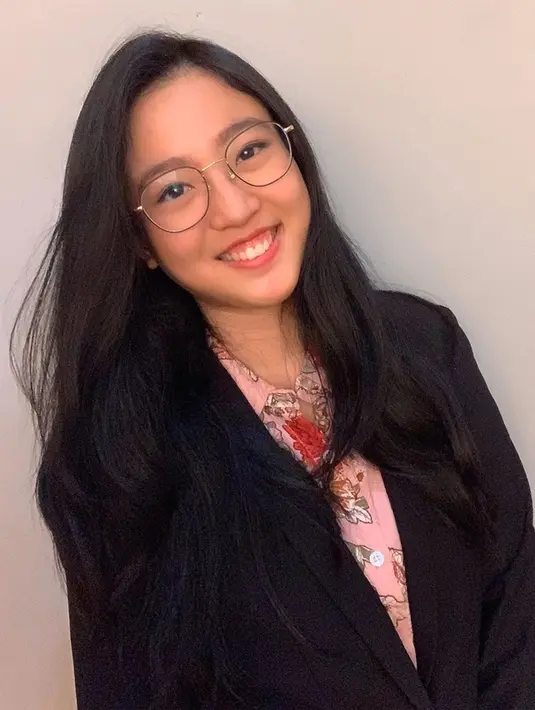 Ini potret Nona Berlian dengan senyumnya yang bikin jatuh hati. Adik kandung dari aktor tampan Bio One ini sekarang sedang menggeluti dunia olahraga eSports. (Liputan6.com/IG/@nonaberlian14)
