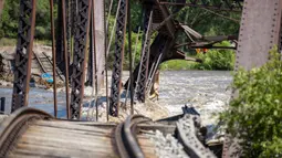 Derasnya aliran Sungai Big Sioux, South Dakota, Amerika Serikat, menyebabkan jembatan kereta api roboh dan tidak dapat dilalui. (AP Photo/Josh Jurgens)
