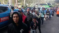 Para perantau asal Jawa Timur tiba di Bakorwil III Malang pada 2 Oktober 2019. Mereka pulang pasca kerusuhan Wamena (Liputan6.com/Zainul Arifin)