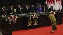 Presiden Joko Widodo membungkukan badan ke arah pimpinan DPD-DPR sebelum menyampaikan Pidato Kenegaraan dalam Sidang Bersama DPD-DPR di Kompleks Parlemen, Senayan, Jakarta, Jumat (16/8/2019). Di Sidang Bersama DPR-DPD ini, Jokowi mengenakan pakaian adat Sasak, NTB. (Liputan6.com/Johan Tallo)