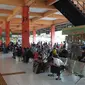 Suasana di Terminal Kampung Rambutan, Jakarta Timur yang telah ramai didatangi pemudik. (Liputan6.com/Nanda Perdana Putra)