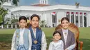 Keluarga Gibran Rakabuming yang kini menjabat sebagai Wakil Presiden juga berfoto di depan istana Bogor. Gibran mengenakan vest biru dipadukan inner kemeja putih dan bawahan kain batik serasi dengan Selvi. Selvi mengenakan inner atasan lengan panjang putih dengan bros emas dipadukan selendang batik. Kedua anaknya kompak mengenakan pakaian bernuansa putih dan baby blue. [@riomotret]