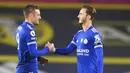 Pemain Leicester City James Maddison (kanan) berjabat tangan dengan rekan setimnya Jamie Vardy usai laga melawan Leeds United pada pertandingan Liga Premier Inggris di Elland Road, Leeds, Inggris, Senin (2/11/2020). Leicester City membantai Leeds United dengan skor 4-1. (Michael Regan/Pool via AP )