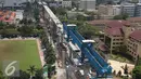 Suasana jalan layang transjakarta koridor XIII Tendean-Ciledug, Jakarta, Kamis (7/4). Jalan layang sepanjang 9,3 kilometer ini sudah mencapai 54,6 persen dan diperkirakan rampung Desember 2016. (Liputan6.com/Angga Yuniar)