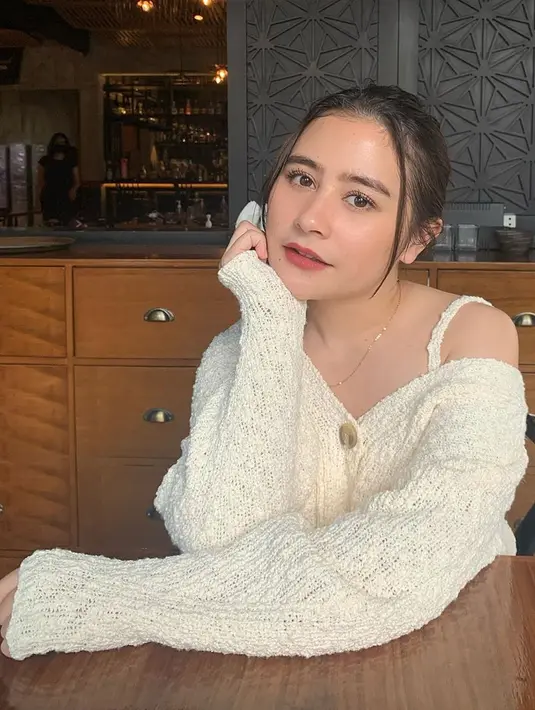 Di usianya yang sudah menginjak 24 tahun, Prilly mengaku sempat berpikir tidak ingin menikah, bahkan ia mengutarakan kepada kedua orang tuanya. Mendengar ungkapan Prilly, orangtuanya pun terheran-heran. (Instagram/prillylatuconsina96)