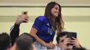 Pemandangan hangat terlihat saat laga Argenitna melawan Australia di babak 16 besar Piala Dunia 2022 yang berlangsung di Ahmad bin Ali Stadium, Minggu (04/12/2022) dini hari WIB. Istri Lionel Messi, Antonella Roccuzzo terlihat datang untuk memberikan dukungan secara langsung di laga spesial suaminya. (AFP/Franck Fife)