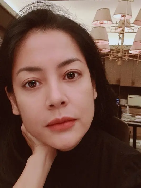 <p>Lulu Tobing tak segan menampilkan kulit wajah aslinya, tanpa polesan warna seperti lipstik hingga perona pipi. (Foto: instagram.com/@lutob)</p>