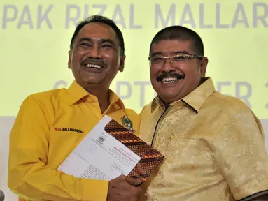 Ketua Korbid Kepartaian Golkar Ibnu Munzir (kanan) bersama Plt Ketua DPD Golkar DKI Jakarta Rizal Mallarangeng, Jakarta, Kamis (6/9). Rizal menjadi Plt Ketua DPD Golkar DKI Jakarta menggantikan Agus Gumiwang Kartasasmita. (Merdeka.com/Iqbal Nugroho)