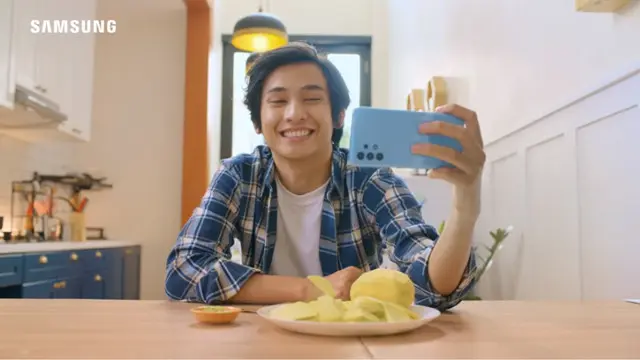 Ardit Erwandha dengan Samsung Galaxy A32.