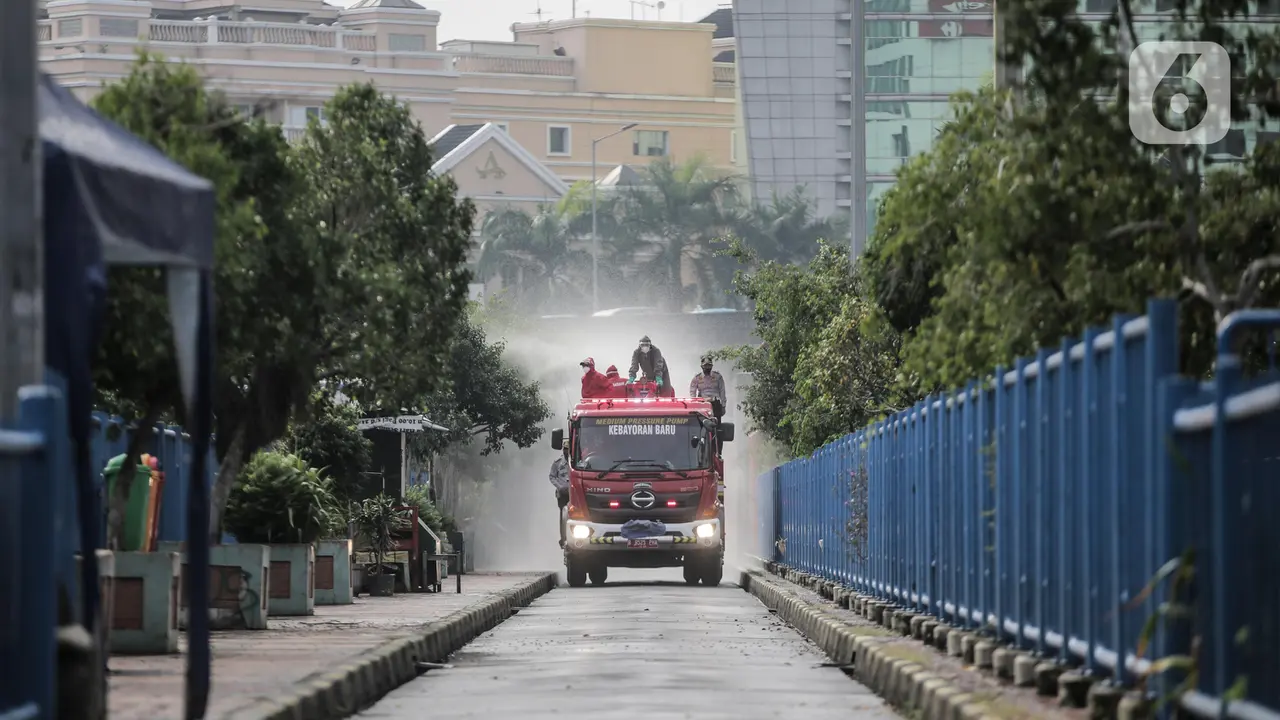 Penyemprotan Disinfektan di Kawasan Blok M Square dan Terminal