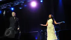 Penampilan duet Michael Bolton dan Anggun C Sasmi pada konser An Evening With Grammy Winner, yang dihelat di Jakarta, Minggu (2/6/2015) malam. (Liputan6.com/Panji Diksana)