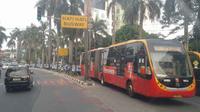 Bus Transjakarta tengah melintas di Pondon Indah, Jakarta Selatan. (@PT_TransJakarta)